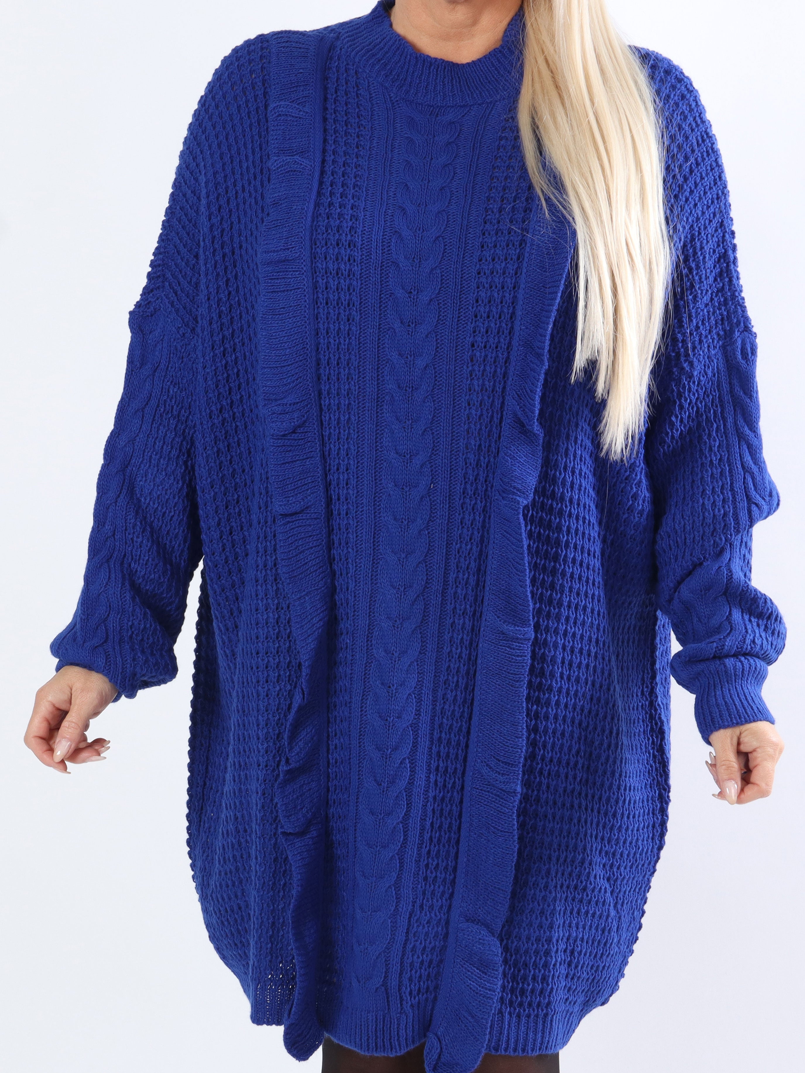 Lalisa - Plus size stickad klänning med kabelstickning och volanger